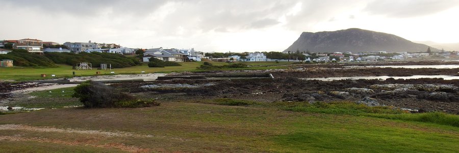Kleinbaai Getypoel waar ‘n gedeelte aan die oorkant beskikbaar is vir die plant van bome ter herinnering aan afgestorwenes